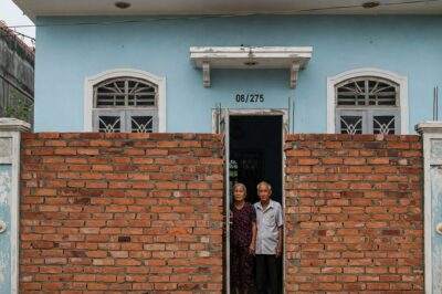 Gia đình ông lão chiến binh ngh/èo bị hàng xóm xây tường bịt kín lối vào nhà,