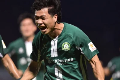 Phản ứng của Nguyễn Xuân Son khi bị nói “không bằng” Công Phượng, đúng nể!