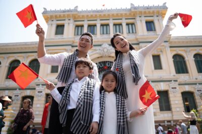 NSƯT Quốc Cơ – MC Hồng Phượng biểu diễn xiếc cùng các con trong bộ ảnh ý nghĩa kỷ niệm 30/4 và đây là phản ứng của gia đình em trai Osen – Quốc Nghiệp