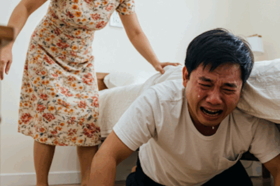 Anh vừa bước vào phòng ngủ thì bỗng khựng lại, ánh mắt dán chặt vào gầm giường