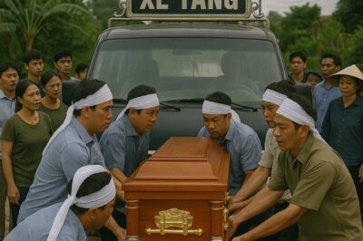Chiếc điện thoại nằm ngay bên cạnh tay ông, trong túi áo sơ mi ông mặc trong qua;/n t;/ài