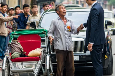 Cựu chiến binh lái xích lô va phải siêu xe, tỷ phú đưa ra cách giải quyết khiến tất cả những ai chứng kiến đều phải thán phục