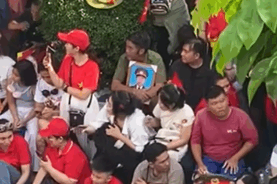 Bật khóc trước cảnh người đàn ông ôm theo tấm di ảnh của 1 nam thanh niên đi xem diễu binh