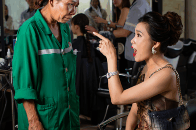 Cô lao công đi gội đầu bị vợ tỷ phú s//ỉ nh///ục khiến cô phải rời đi trong nước mắt, 30 phút sau, một người đàn ông bước tới khiến vợ tỷ phú phải tr//ả g//iá đ//ắt