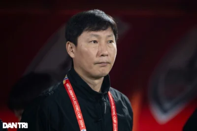 HLV Kim Sang Sik gấp rút đổi người trước trận gặp Man Utd vì lý do bất ngờ