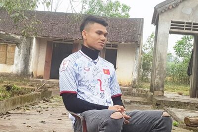 Từ “cầu thủ nghèo nhất Việt Nam” giờ Phạm Xuân Mạnh đổi đời, xây nhà, mua xe thành tỷ phú bóng đá nhờ đúng 1 lần lên hương?