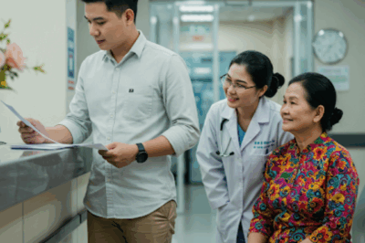 Minh không thể tin vào tai mình, anh đứng sững lại, ánh mắt trống rỗng