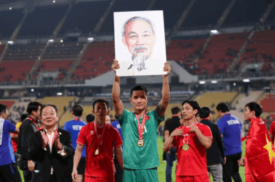 Thủ môn nghèo nhất Việt Nam từng phải bỏ bóng đá để đi làm bảo vệ vì hoàn cảnh gia đình quá khó khăn