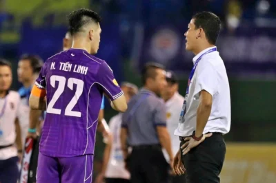 Tiến Linh từ chối rời sân dù HLV Anh Đức yêu cầu thay Hà Đức Chinh vào, lý do được hé mở
