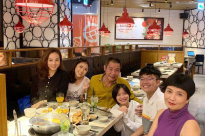 Những lần hiếm hoi vợ mới vợ cũ của NSND Công Lý chung khung hình, thái độ khác hẳn với trên TV