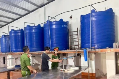 NÓNG: Điều tra ban đầu hé lộ “bãi rác” nước mắm ven đường là hàng hết date – đã có 2 người bị triệu tập