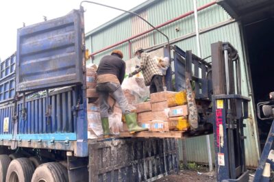 Gà ủ muối, nầm h-eo chở bằng xe container đi khắp nơi giữ trời nắng nóng, đến mấy quán ăn thì thơm nức tươi ngon, quá kinhkhung