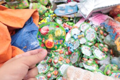 Hàng tấn bánh kẹo trẻ em chất đống tại bãi rác La Phù giữa đợt cao điểm chống hàng g/iả, nhìn quá kinhkhung