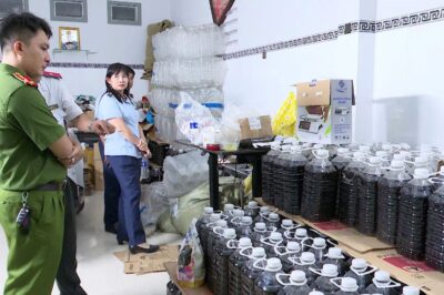 Hiện trường làm nước mắm bẩ/n không rõ nguồn gốc của đối tượng ở Châu Đốc, An Giang