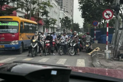 Phân luồng nửa vời, Đại lộ Thăng Long thành đường ‘cấm cư dân’ về nhà