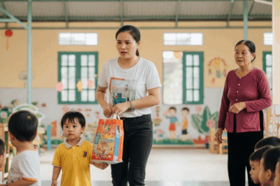 Tôi run run mở thư, nét chữ quen thuộc của bà Lan hiện lên: Mẹ có một bí mật muốn nói.