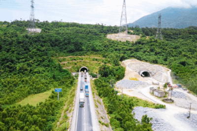 Hầm đường bộ xuyên núi kết nối 2 tỉnh hẹp ngang của Việt Nam được đào thông, ghi dấu mốc mới trên trường quốc tế