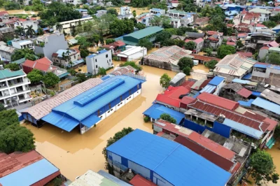 Cảnh báo khẩn: Giữa mùa khô mưa 370 mm, nước ngập quá đầu trong 6 giờ – Thái Nguyên vỡ trận, dân leo mái nhà