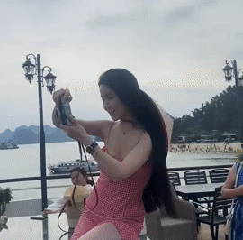 CTH đi giày nhảy lên bàn ăn, cư dân mạng than thở “không biết là rồng hay tôm nhưng nhìn là biết học ít”
