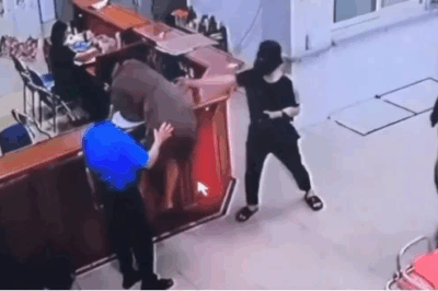 Triệu tập người đàn ông chồm qua quầy, đấm thẳng nhân viên y tế ở Nghệ An