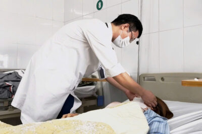 Nặn mụn xong t-u/vo-ng: Đ/a-u l-ò/n:g nữ sinh 15 tuổi r:/a đ;;i chỉ vì thứ ai cũng từng ch:ủ qua-n