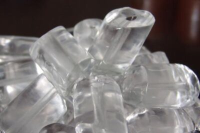 Cứ uống đá sạch mua ở quán giờ mới biết nó được làm từ nước gì, k-inh lên được