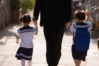 Ngày nào cũng thấy vợ đưa con đi học nhưng con chưa 1 lần bước qua cổng trường, chồng chỉ biết khi nhận tin r-ù;n:g m/ì/n/h sau 5 năm